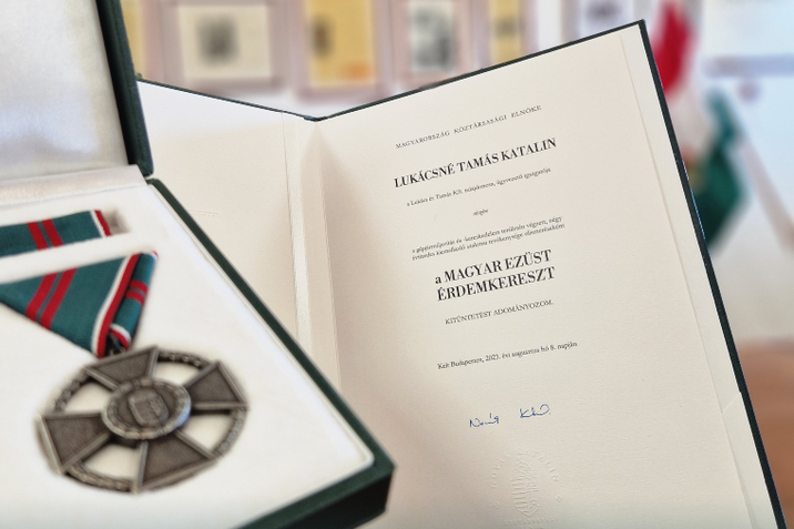 Magyar Ezüst Érdemkereszt Lukácsné Tamás Katalinnak